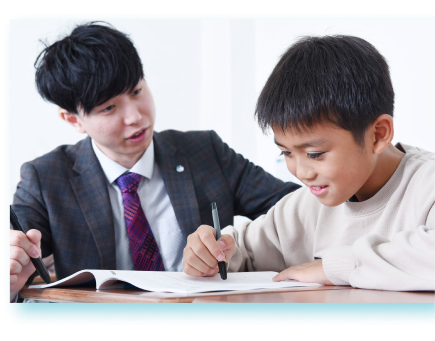 講師に質問しながら学ぶ個別指導の風景